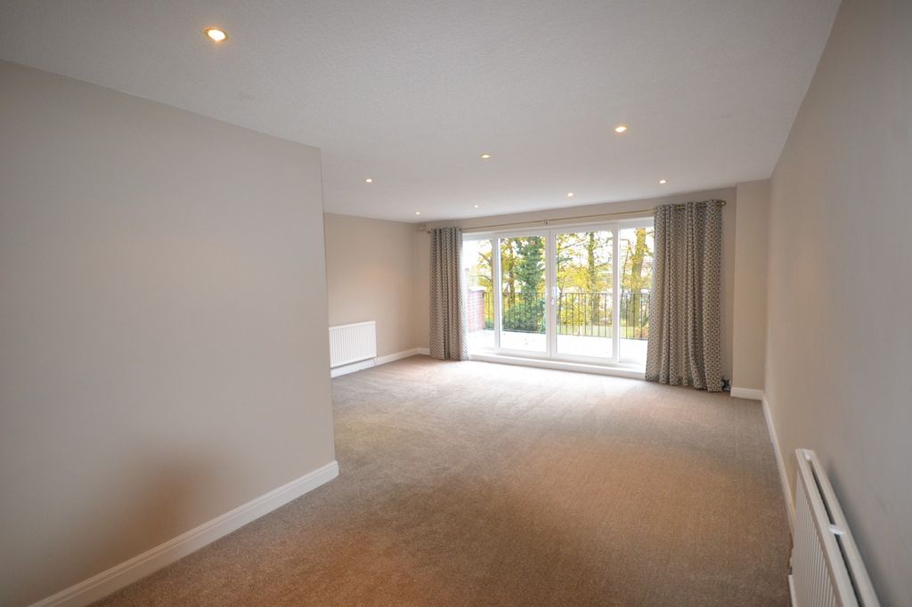 Property photo 2 of 15 Lounge