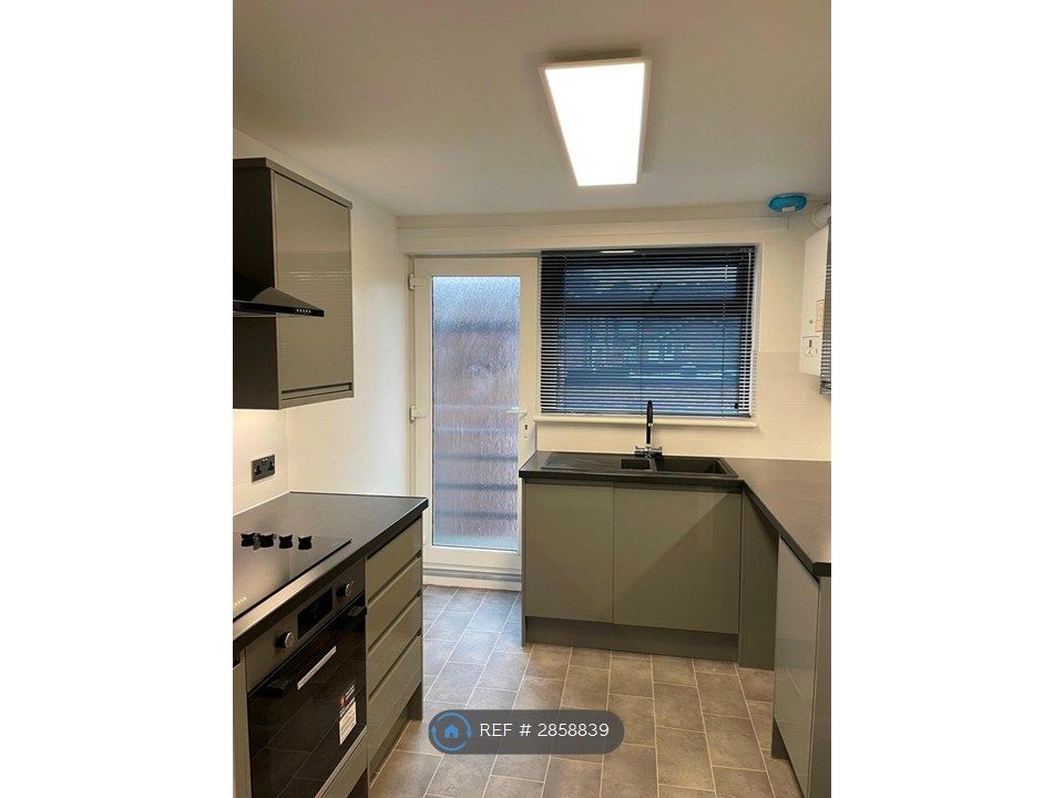 Property photo 2 of 8 Fully Fitted Kitchen