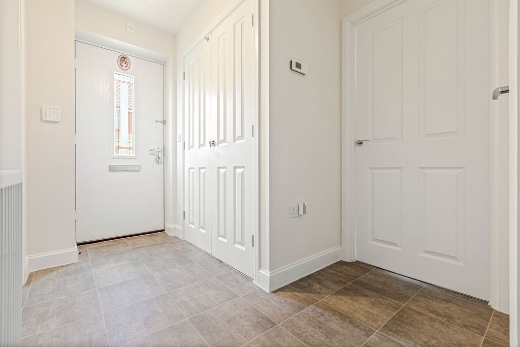 Property photo 2 of 18 Entrance Hall
