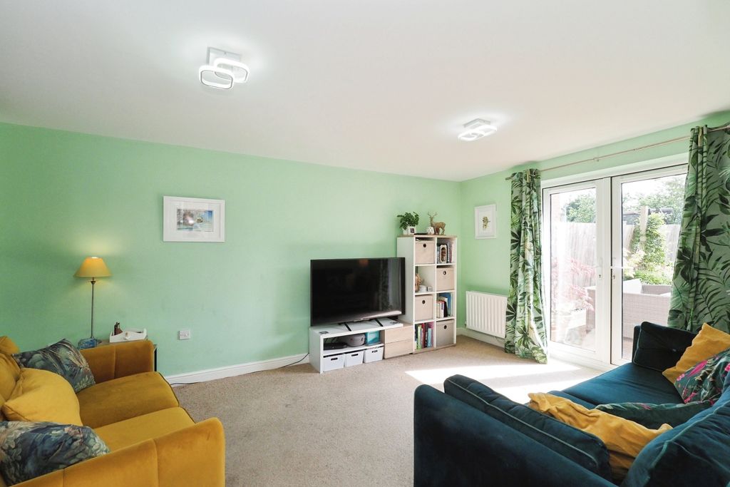 Property photo 3 of 19 Spacious And Airy Lounge