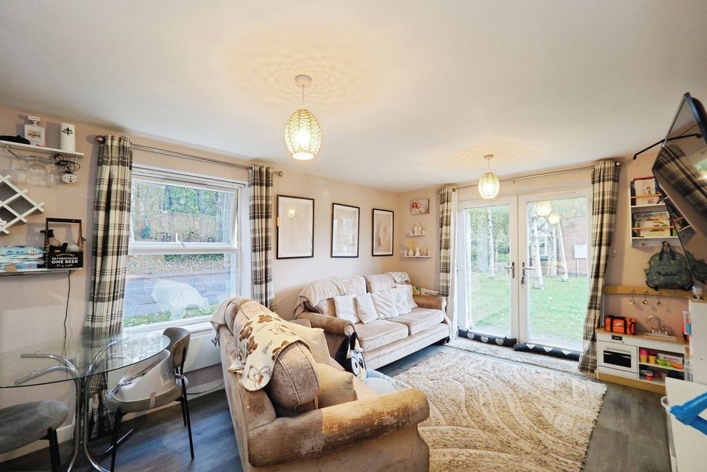 Property photo 3 of 17 Lounge