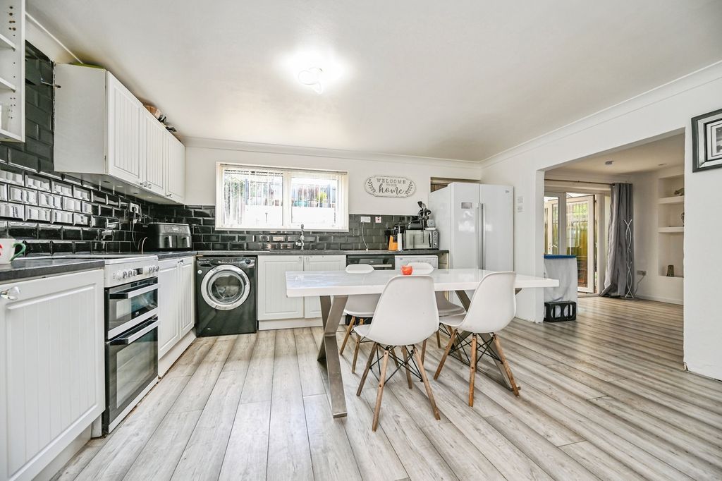 Property photo 2 of 8 Kitchen