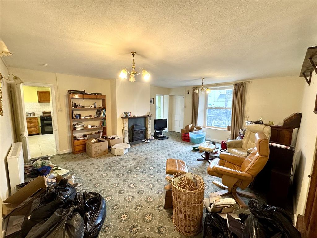 Property photo 3 of 23 Lounge