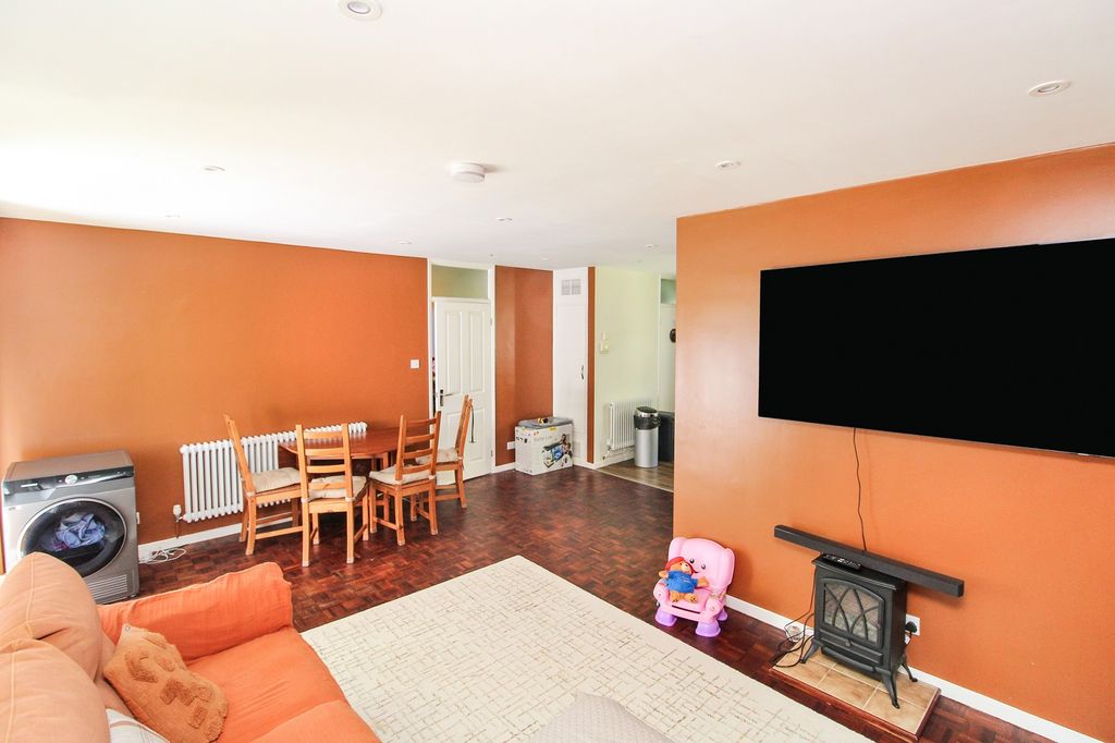 Property photo 3 of 7 Lounge