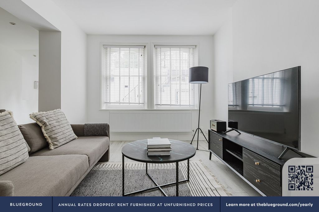 Property photo 3 of 20 Living Room