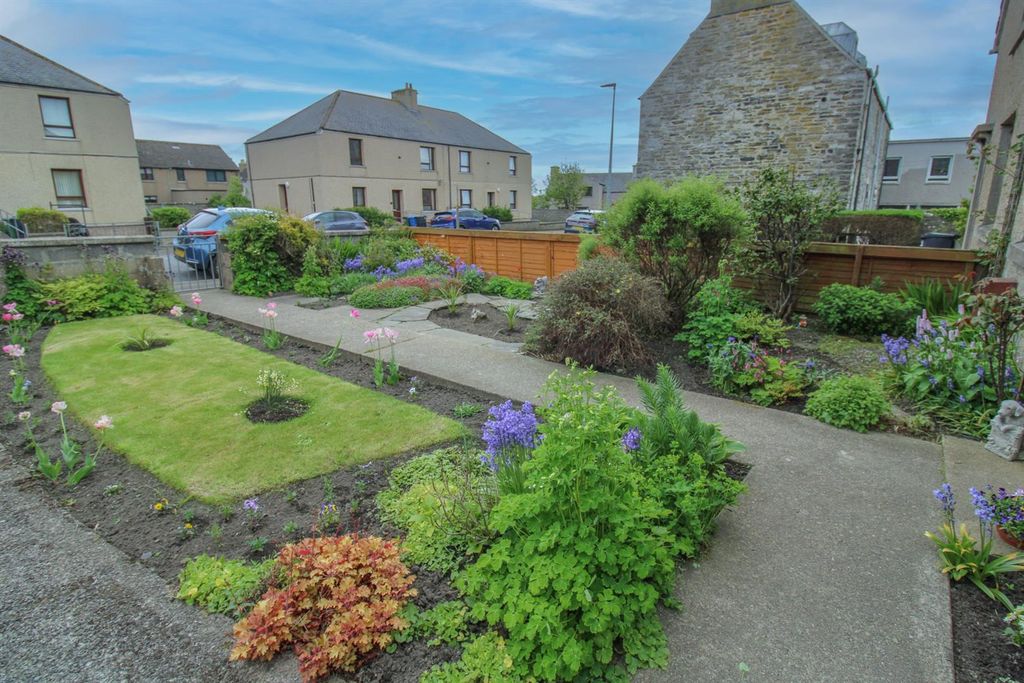 Property photo 3 of 23 Front Garden