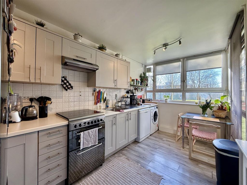 Property photo 2 of 12 Winterfold Close