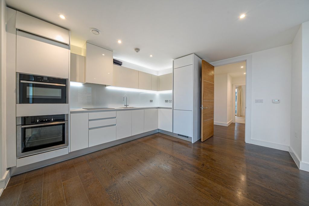 Property photo 3 of 18 Kitchen