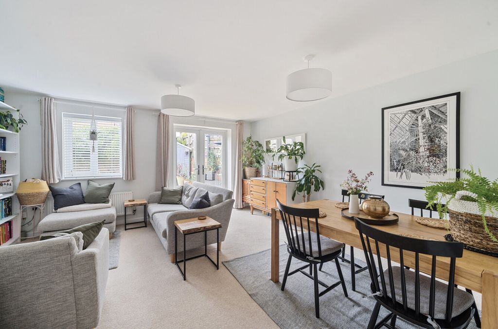 Property photo 2 of 14 Sitting / Dining