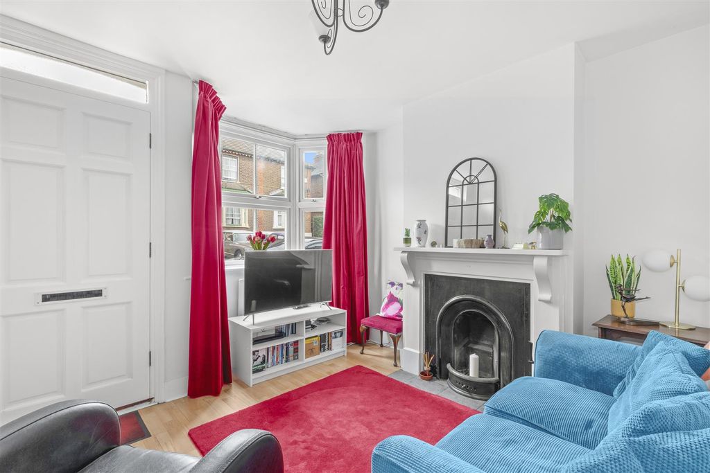 Property photo 3 of 14 30 Gordon Road, Hp13 6Er-8.Jpg