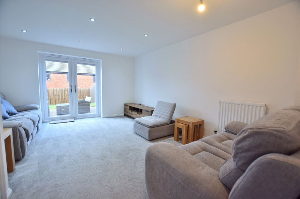 Property photo 2 of 12 Lounge