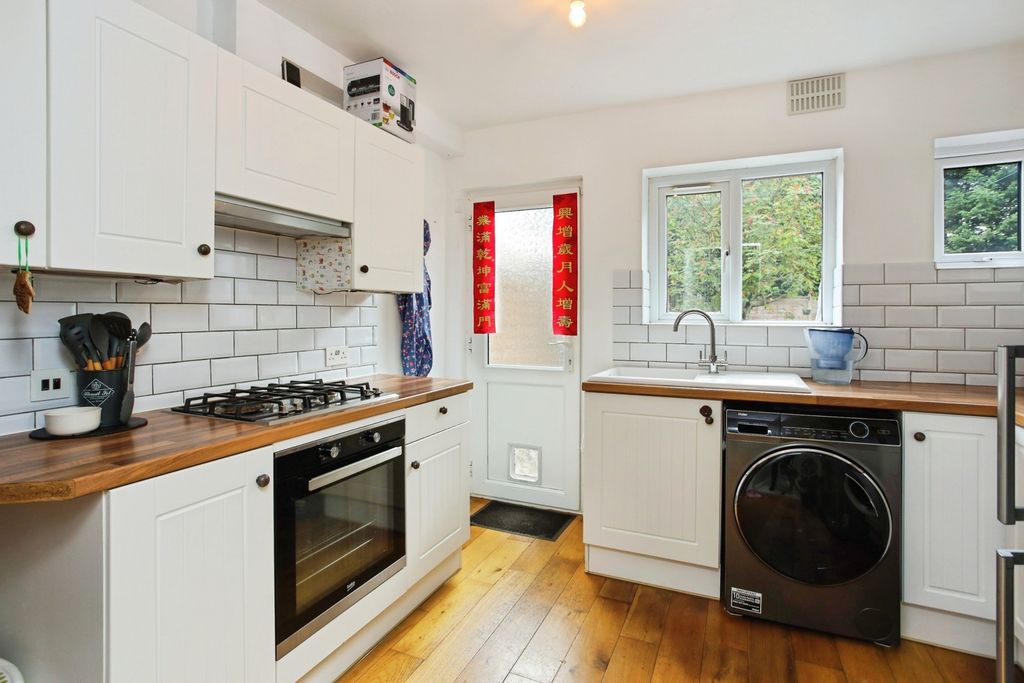 Property photo 2 of 10 Kitchen