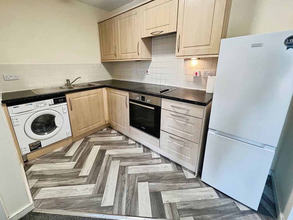 Property photo 3 of 10 Kitchen