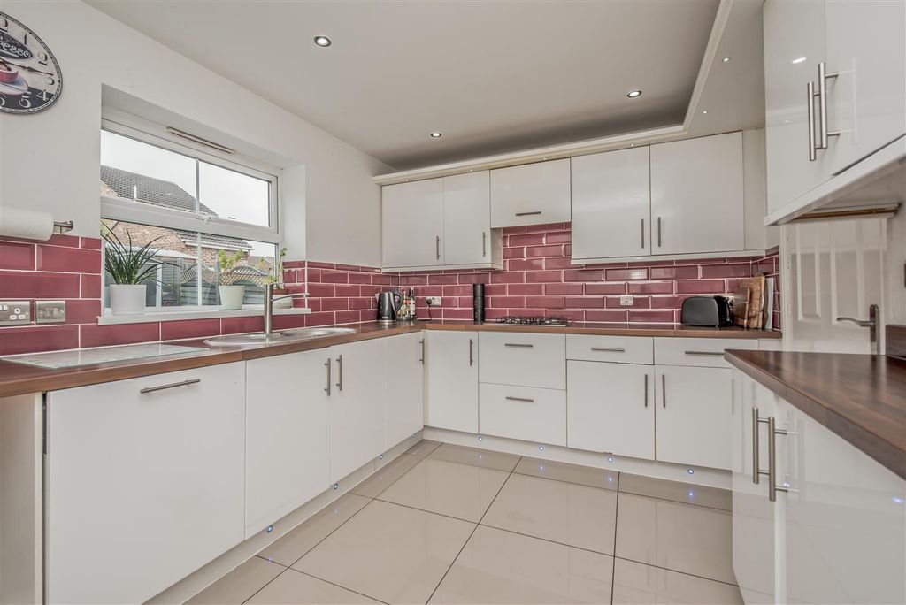 Property photo 3 of 39 Fitted Kitchen: