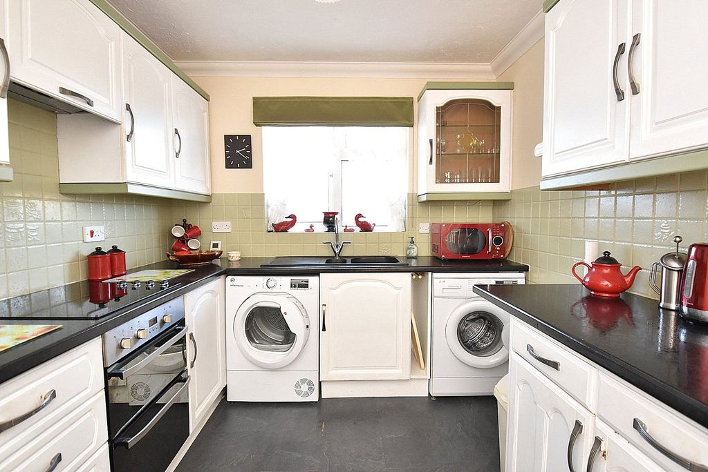 Property photo 2 of 12 Kitchen