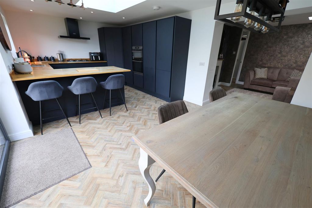 Property photo 3 of 23 Sa Kitchen Dining Room i.Jpg