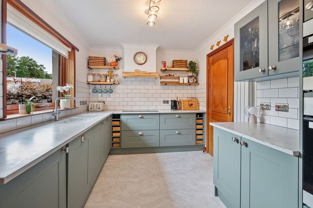 Property photo 3 of 31 Kitchen