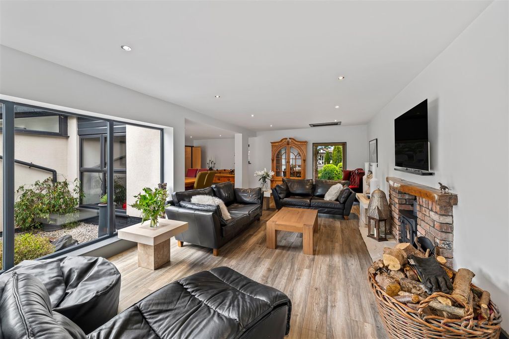 Property photo 3 of 26 Lounge