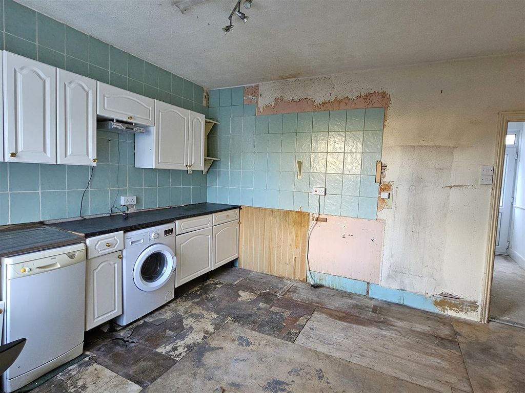 Property photo 3 of 21 Kitchen