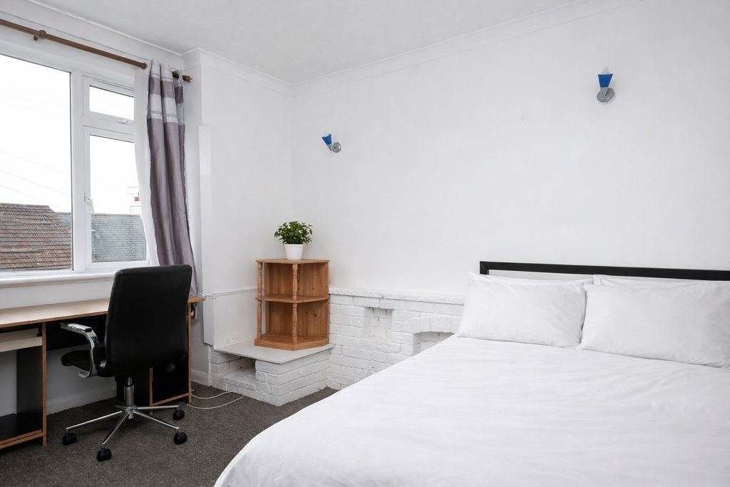 Property photo 2 of 8 Bedroom 1