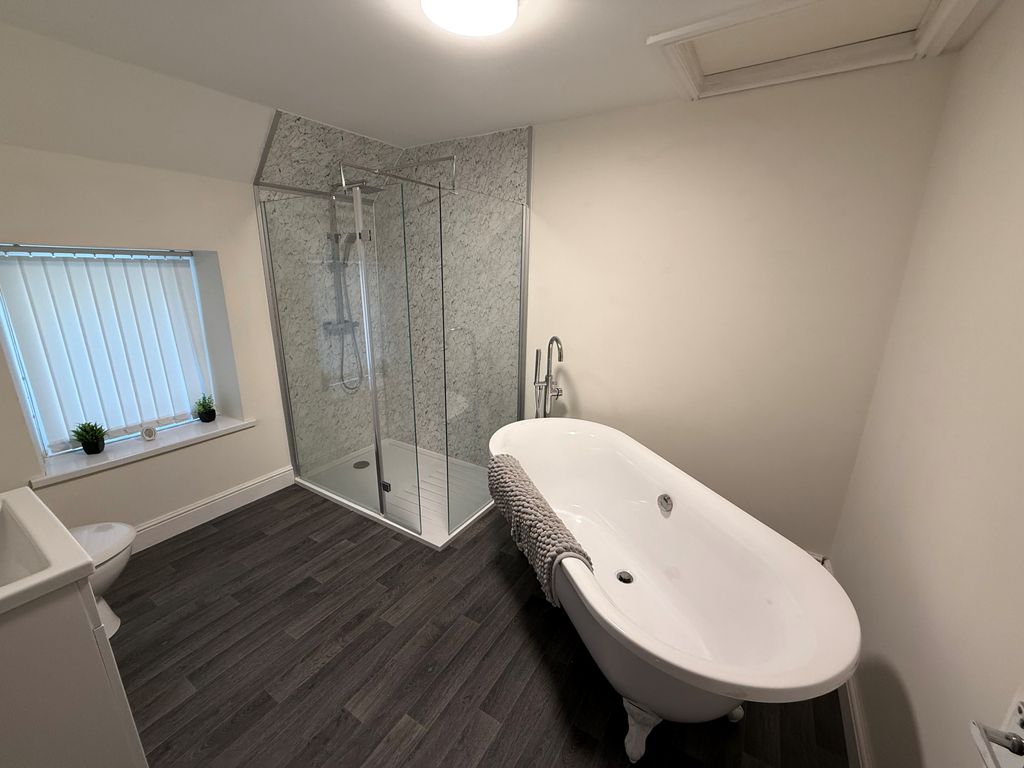 Property photo 3 of 14 Bathroom