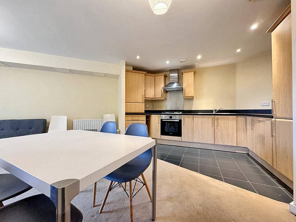 Property photo 3 of 31 A 2 Bed 2 Bath Flat To Rent In Baw;E3