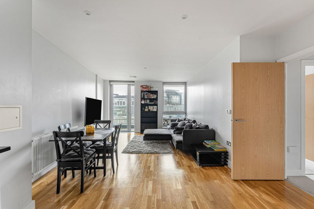 Property photo 2 of 21 Reception/Kitchen