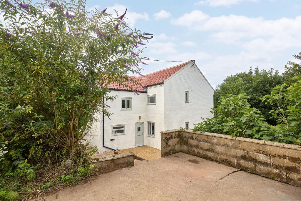 Property photo 2 of 28