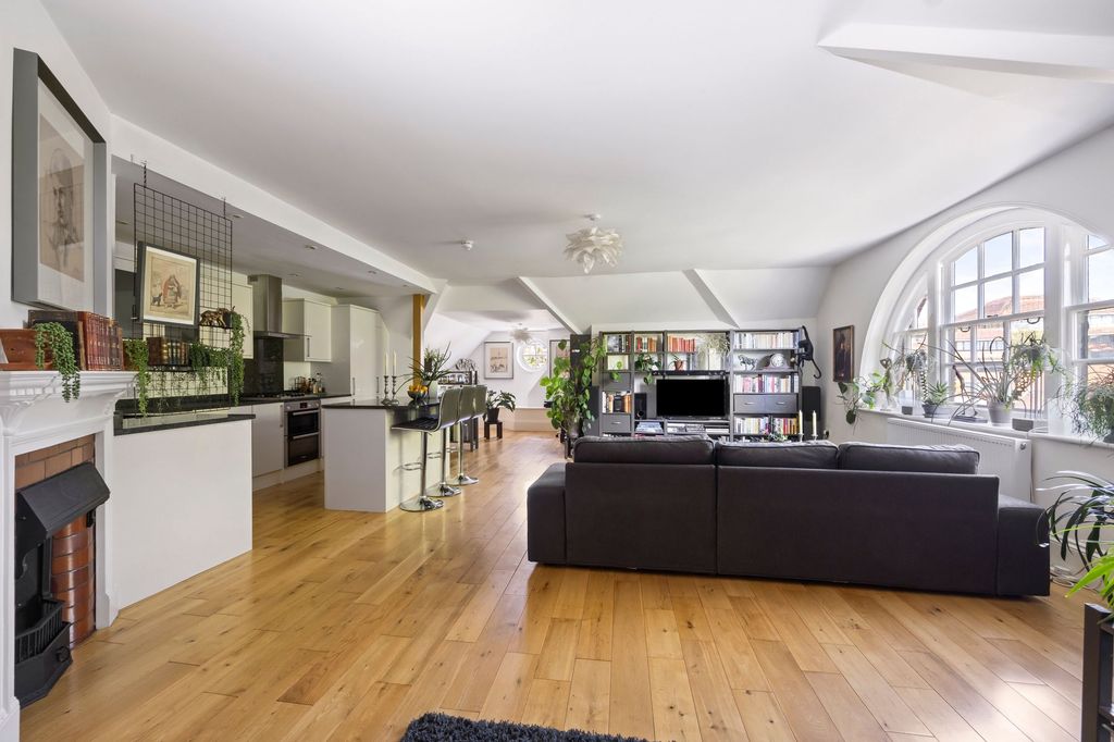 Property photo 1 of 28