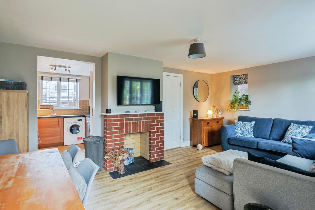 Property photo 3 of 16 Lounge