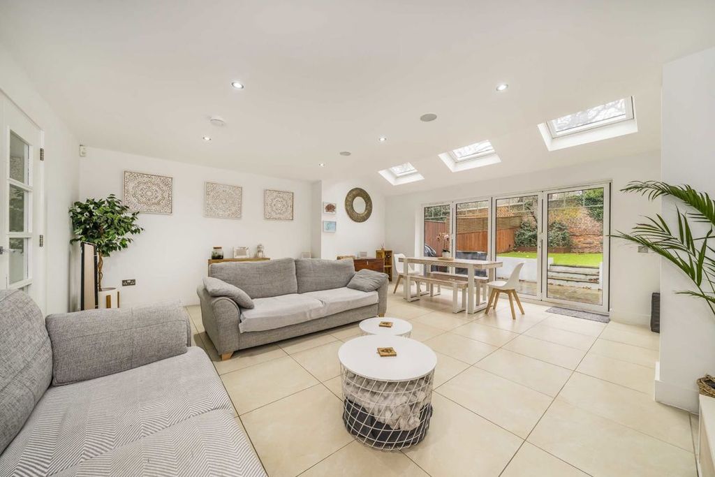 Property photo 2 of 9