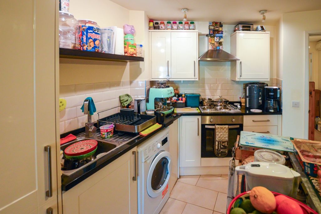 Property photo 3 of 9 Kitchen