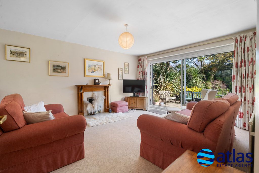 Property photo 3 of 38 Living Space