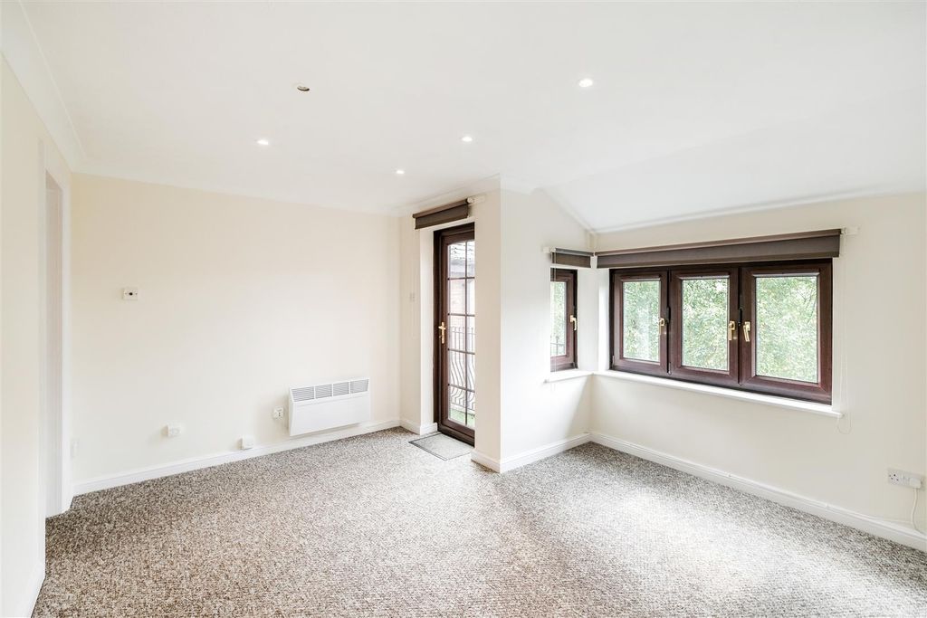 Property photo 3 of 18 Cedar Close-9.Jpg