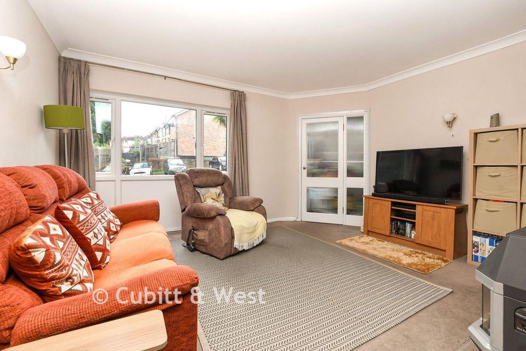 Property photo 3 of 14 Lounge