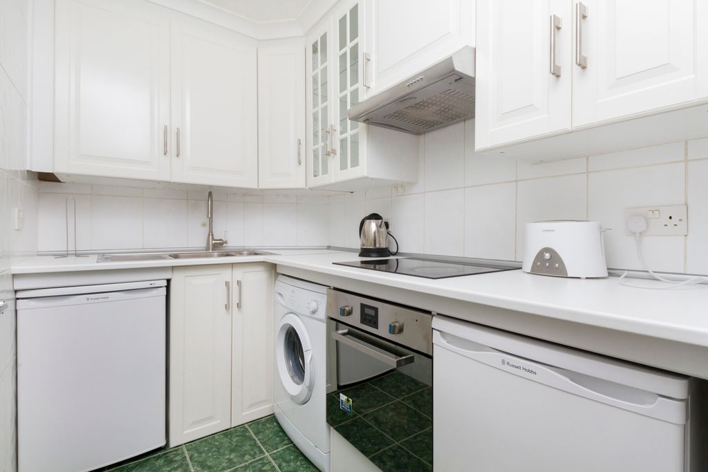 Property photo 3 of 7 Kitchen