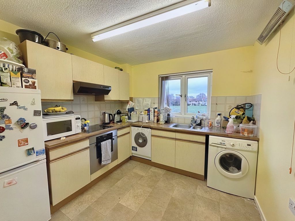 Property photo 3 of 7 Kitchen