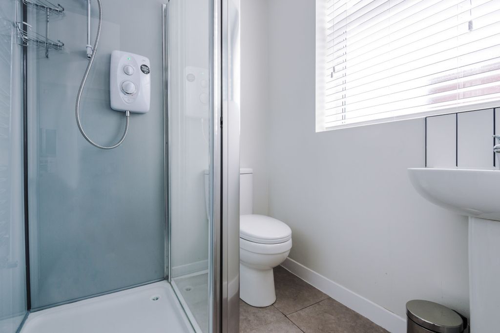 Property photo 3 of 18 200Sr Bathroom