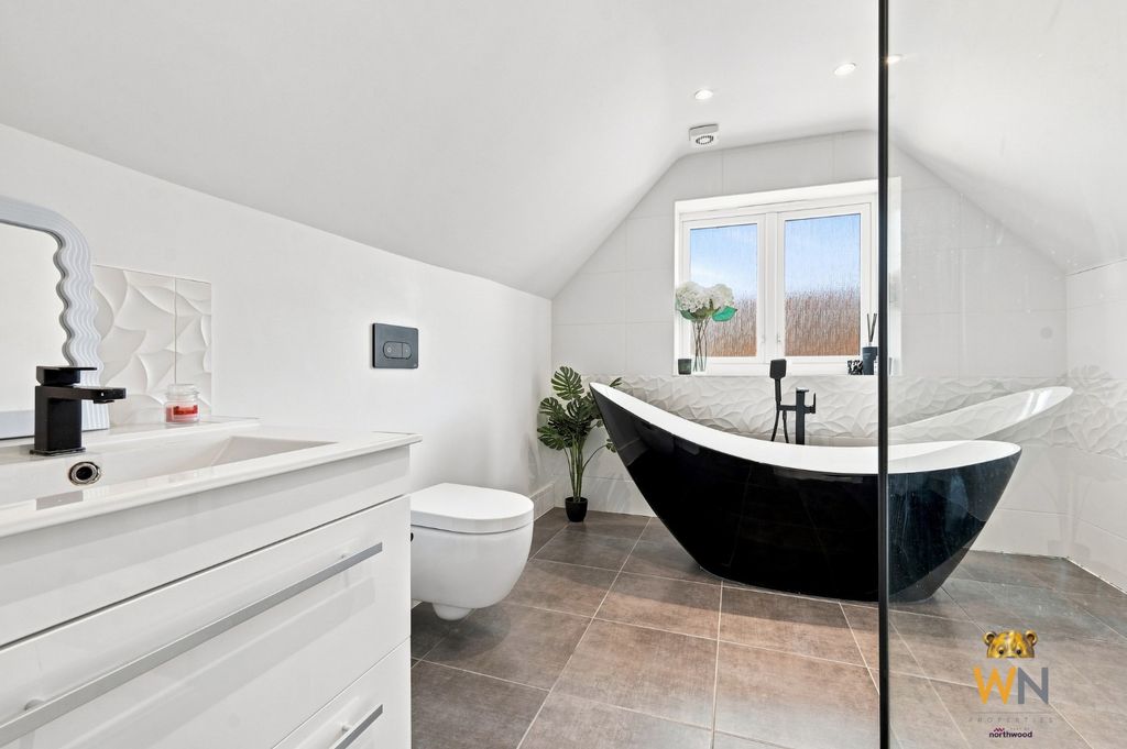 Property photo 2 of 32