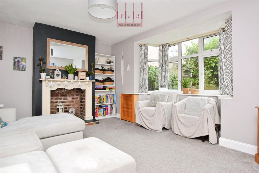 Property photo 2 of 18 Lounge.Jpg