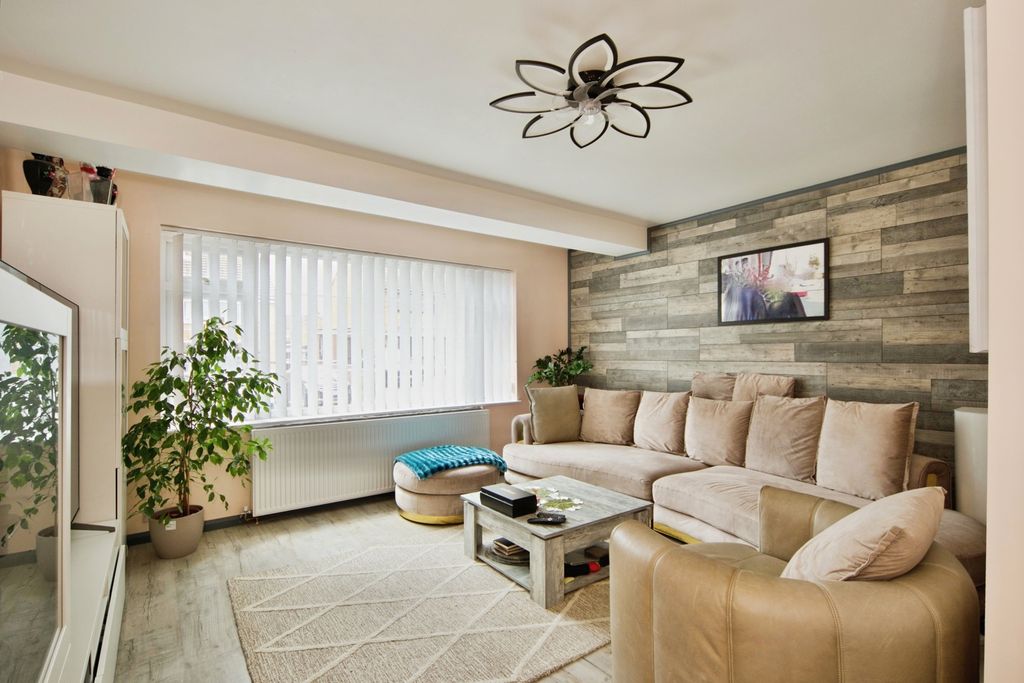 Property photo 2 of 18 Pbox-Img.Jpg