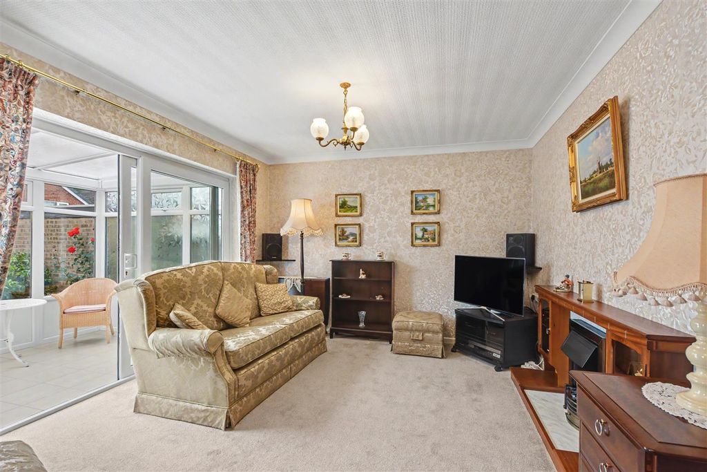 Property photo 2 of 12 Lounge