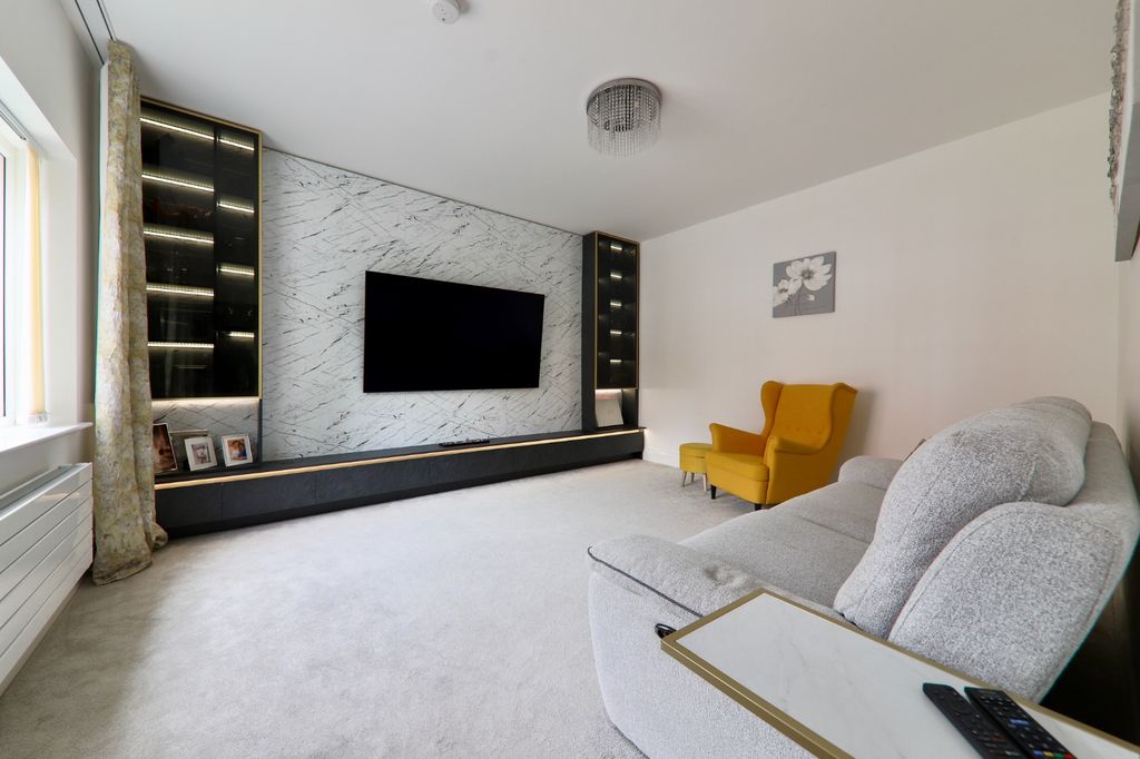 Property photo 2 of 31 5143285