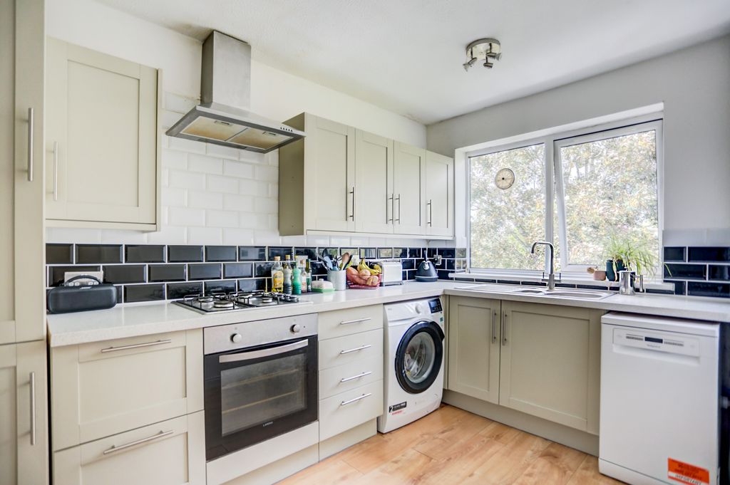 Property photo 3 of 13 Kitchen32