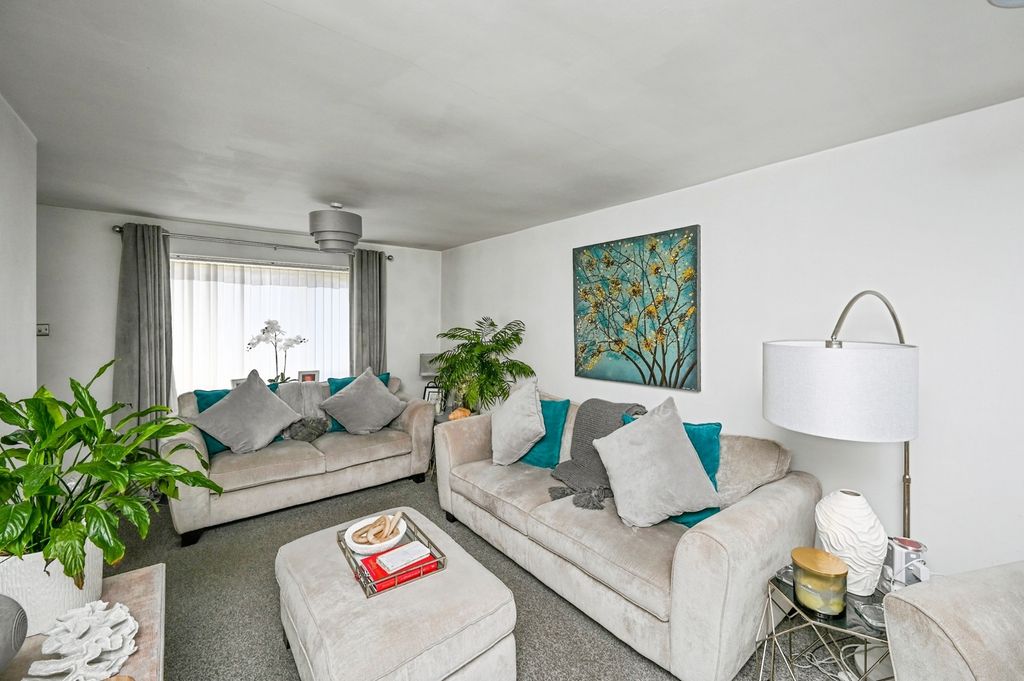 Property photo 2 of 18 Lounge