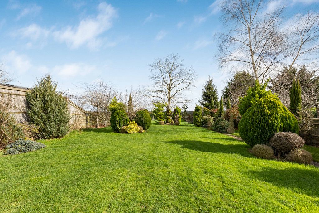 Property photo 2 of 30