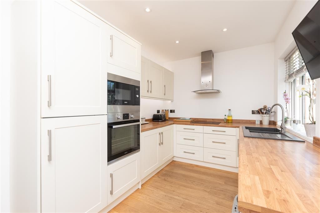 Property photo 3 of 9 Kitchen