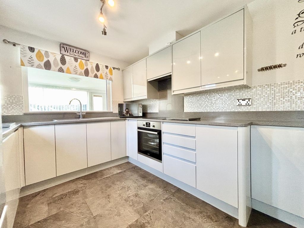 Property photo 3 of 21 Kitchen