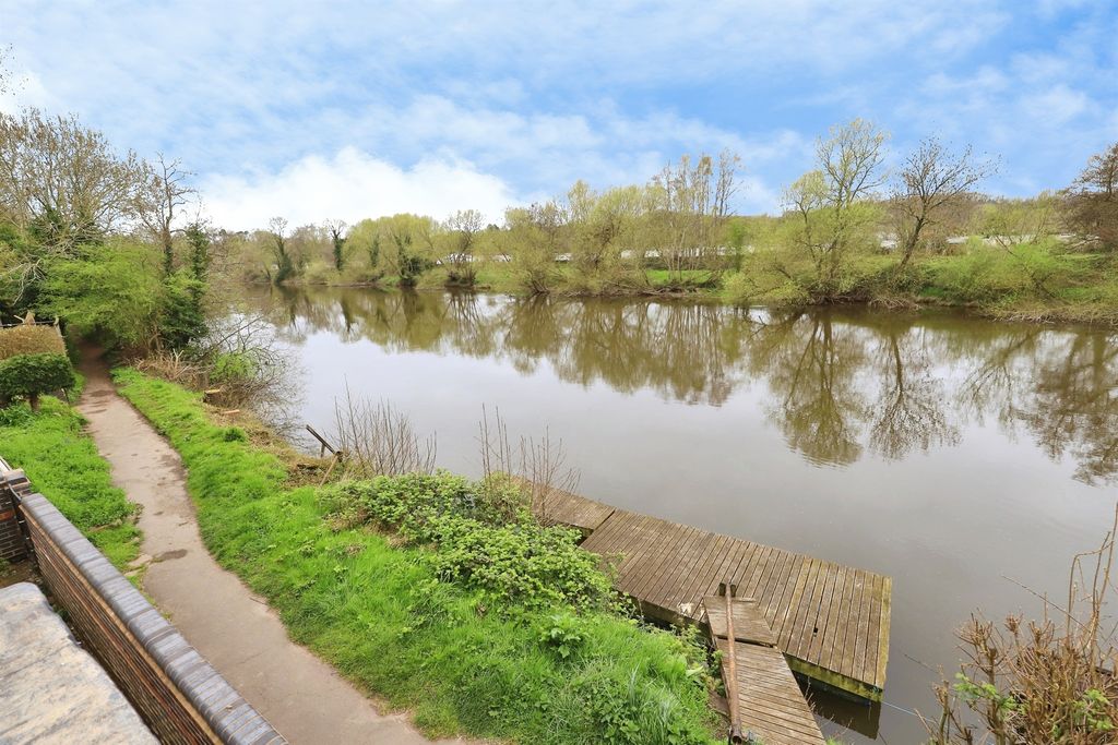 Property photo 2 of 20