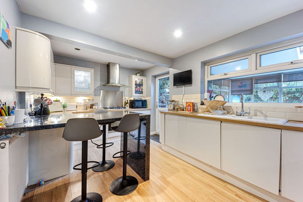 Property photo 3 of 27